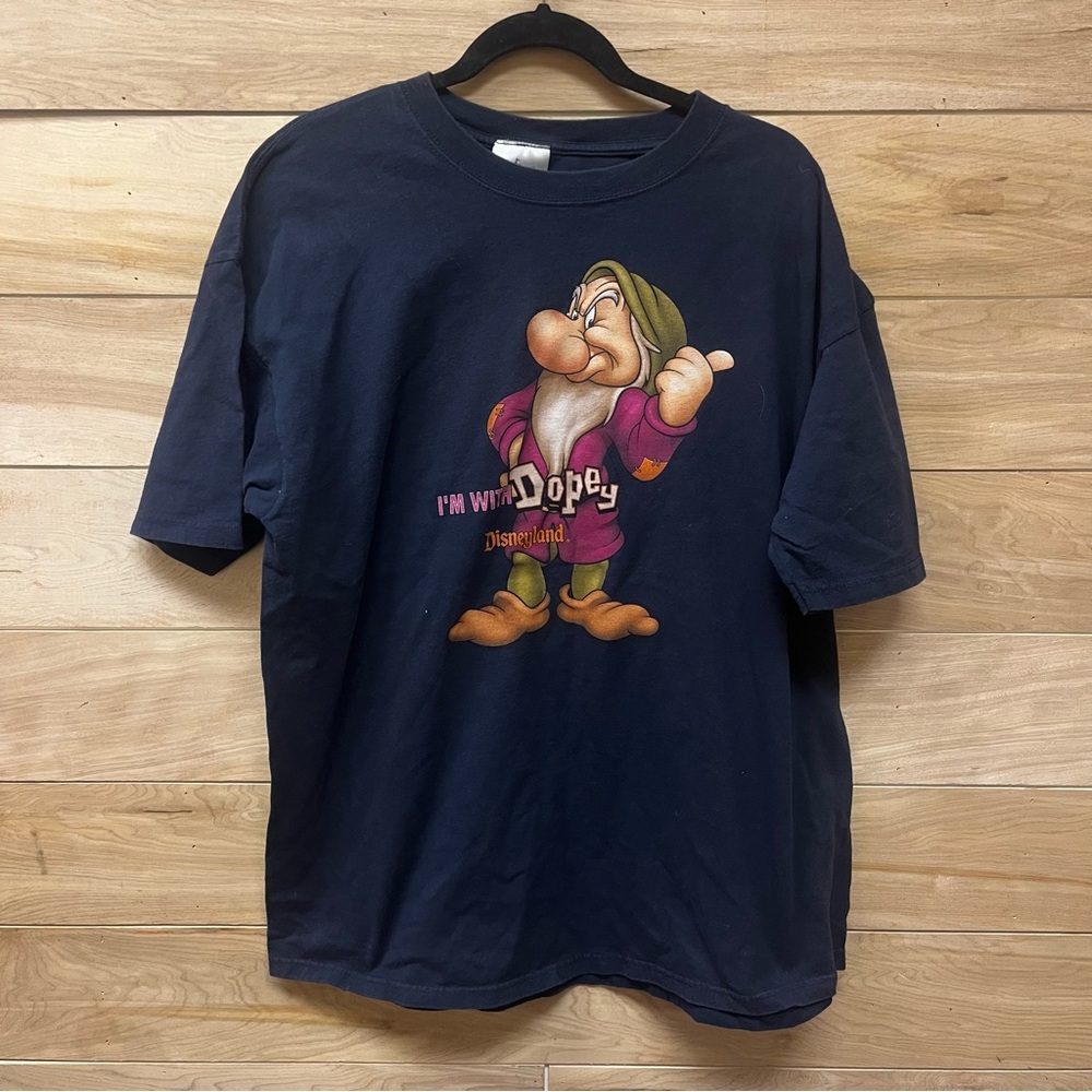 Disney vintage Disneyland resorts im with dopey Snow White navy blue graphic tee